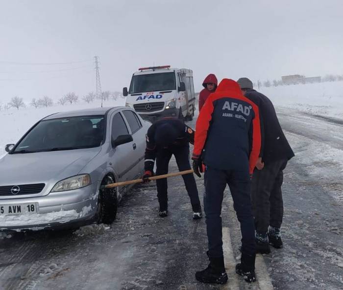 Kara Saplanan Otomobili Afad Ve Karayolları Ekipleri Kurtardı