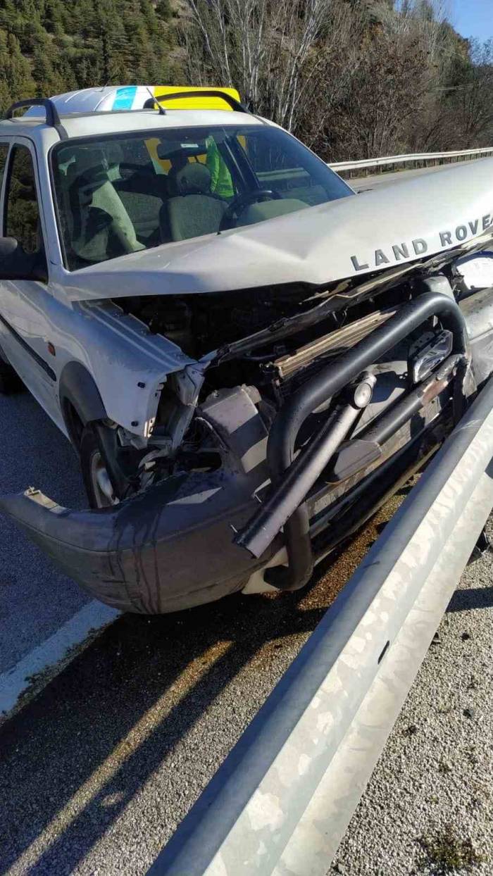 Burdur’da Direksiyon Hakimiyetini Kaybeden Sürücü Bariyere Girdi: 1 Yaralı