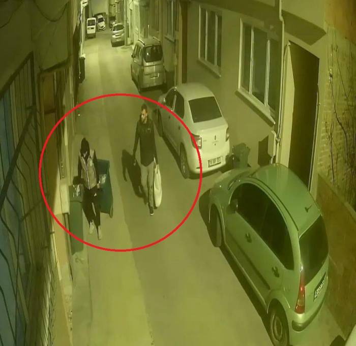 Çaldıkları Çöp Kovasını Beğenmeyince Bırakıp Başka Çaldılar