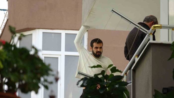 Cezaevi Firarisi Polisleri Görünce Annesinin Evini Ateşe Vermiş