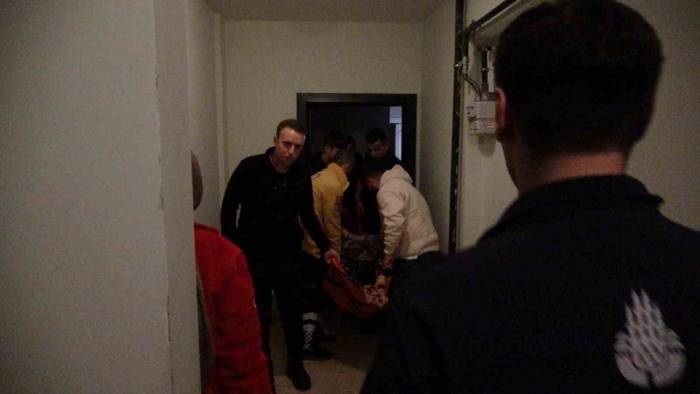 Çekmeköy’de Evinde Mahsur Kalan 2 Hasta Kadın Kurtarıldı