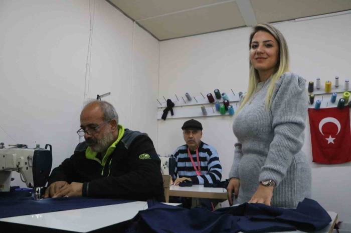 Depremde 2 İş Yeri Ve Evini Kaybeden Afetzede Kadının Konteyner İş Yerinde Kurduğu Atölye 7 Kişiye Ekmek Kapısı Oldu