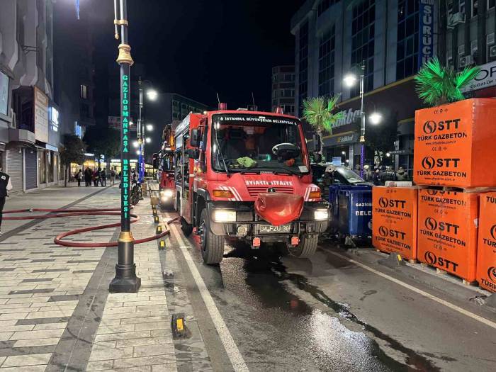Gaziosmanpaşa’da Mobilya Atölyesinde Yangın: Ekipler Kepenkleri Kırarak Müdahale Etti