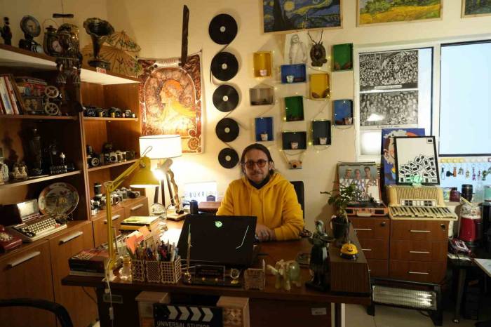 16 Metrekarelik Odasını Sinema Müzesine Çevirdi