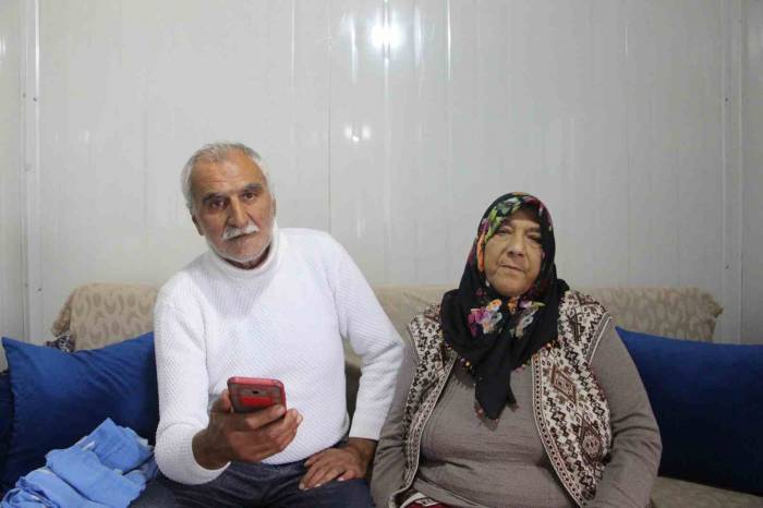 12 Saat Enkaz Altında Kalan 37 Yıllık Çift, Konteyner Yuvalarında Sevgiyle Hayata Tutunuyor