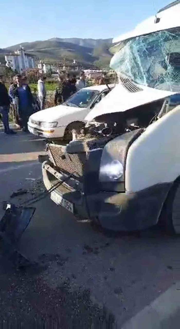 Servis Minibüsü İle Tır Çarpıştı: 12 Yaralı