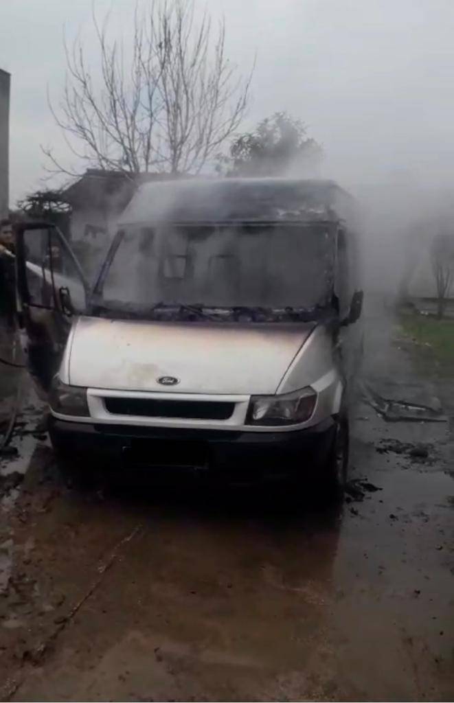 Yanan Minibüs Kullanılmaz Hale Geldi