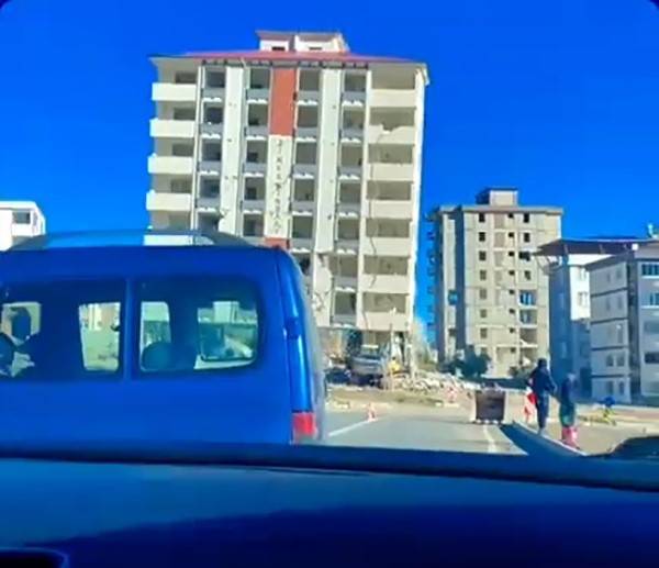 Operatör Binanın Altında Böyle Kaldı