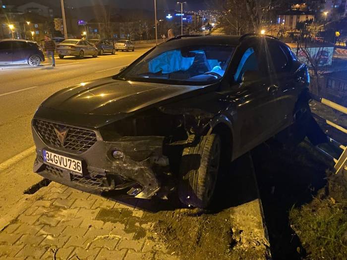 Şerit Değiştirirken Başka Otomobile Çarptı