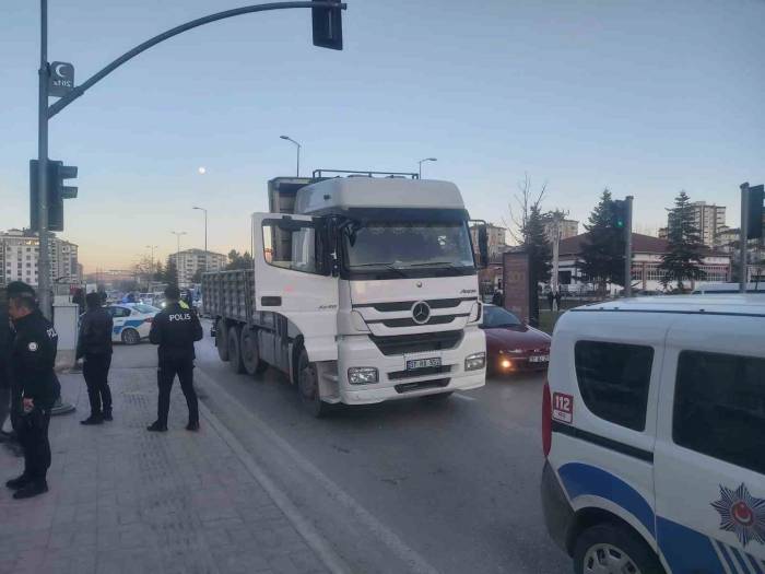 Kamyonun Çarptığı Yaşlı Kadın Ağır Yaralandı