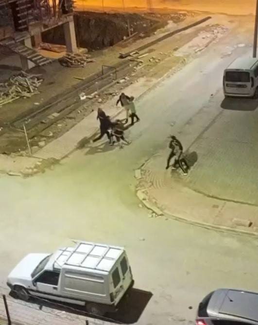 Sokak Ortasında Tekme Tokat Kavga Kamerada