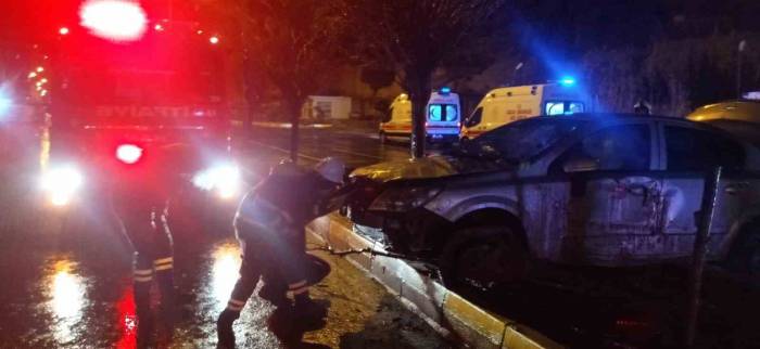 Sürücüsünün Direksiyon Hakimiyetini Kaybettiği Otomobil Kaldırıma Çarptı