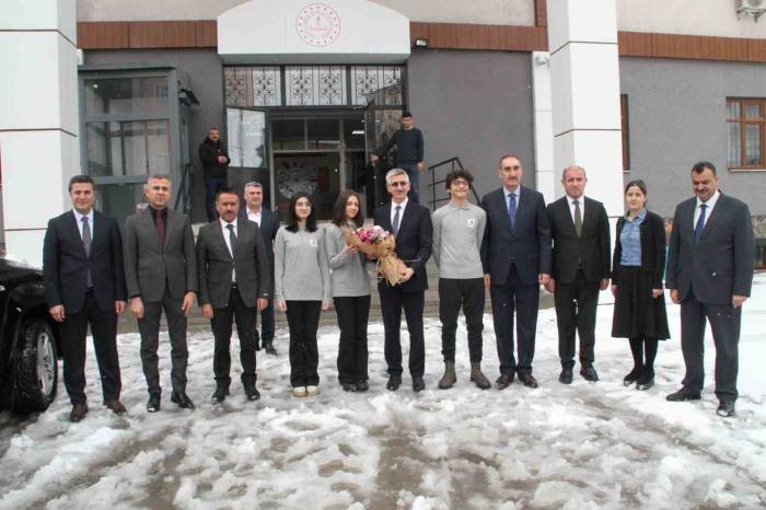 Bakan Yardımcısı Yılmaz Projeleri Uzayda Test Edilecek Muşlu Öğrencilerle Bir Araya Geldi