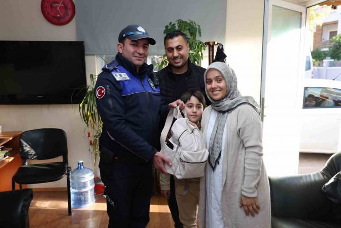 Zabıta Unutulan Çantayı Sahibine Teslim Etti