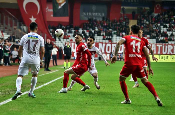 Trendyol Süper Lig: Antalyaspor: 2 - Sivasspor:1 (İlk Yarı)