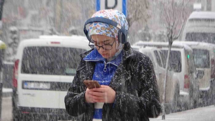 Van’da Kar Yağışı: 429 Yol Kapandı, Uçak Seferleri Rötar Yaptı