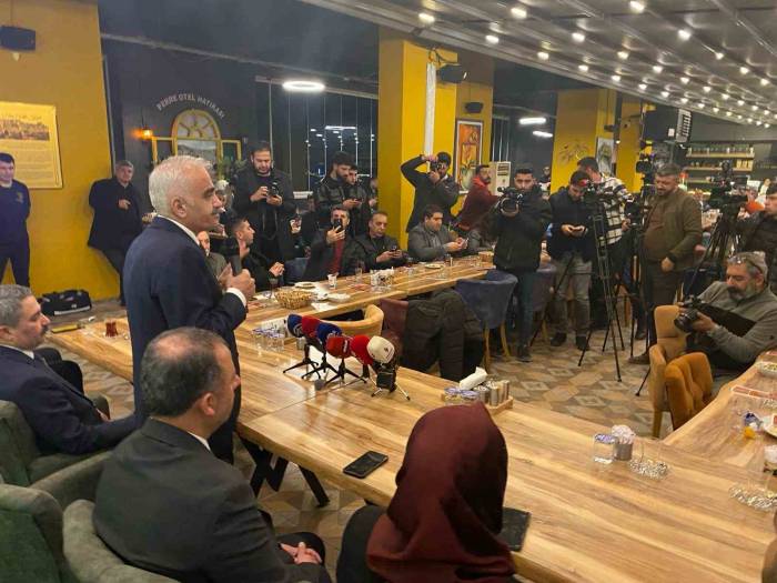 Ak Parti Heyeti Basın Mensuplarıyla Bir Araya Geldi