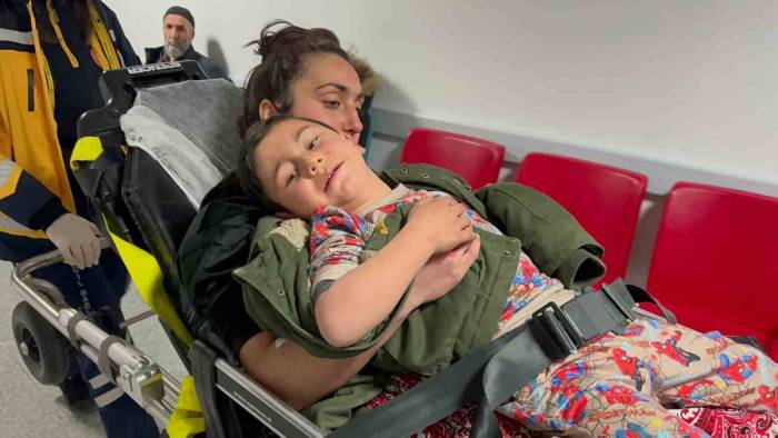 Geri Geri Manevra Yapan Yolcu Otobüsü Anne Ve 3 Yaşındaki Çocuğunun Ayaklarını Ezdi