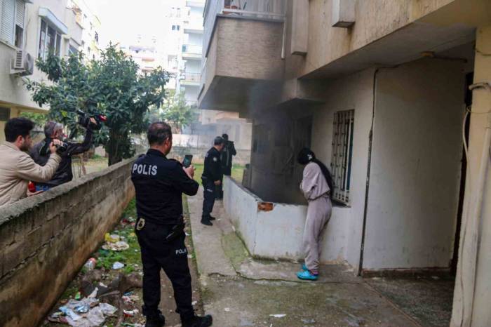 Antalya’da Oto Tamirhanesinin Deposunda Korkutan Yangın