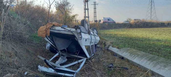 Otomobil Tarlaya Uçtu: 3 Yaralı