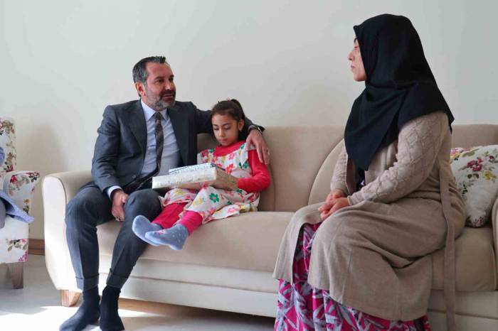 Elazığ Depreminin Simgesi Yüsra Ve Ailesine Başkan Şerifoğulları Sahip Çıktı