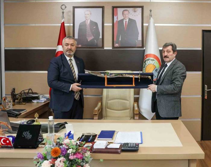 Vali Tavlı’ya ’kılıç’ Hediyesi