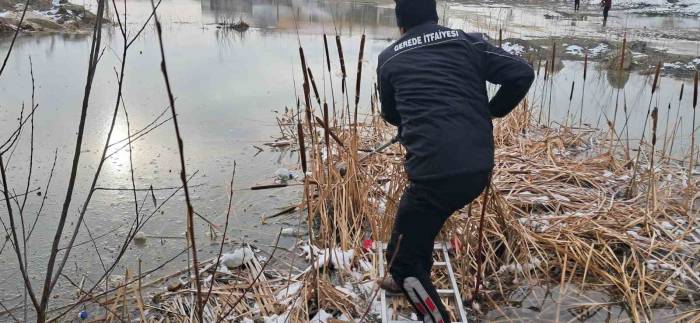 Mahsur Kalan Yavru Köpeklerin İmdadına İtfaiye Yetişti