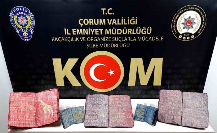 Durdurulan Araçta 5 Adet El Yazması Eser Ele Geçirildi