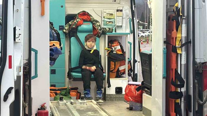 Düzce’de Feci Kaza: Otomobil Bariyerlere Saplandı, 8 Kişi Yaralandı