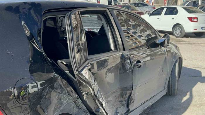 Minibüs İle Otomobil Çarpıştı: 1 Yaralı