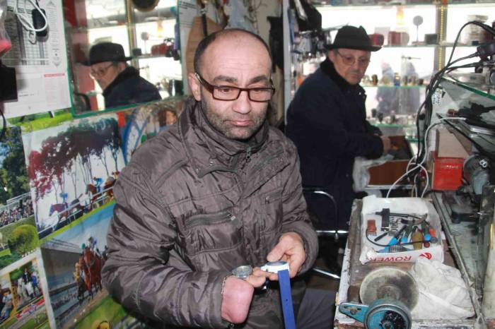 Zamanı Tek Parmağının Ucunda Oynatıyor