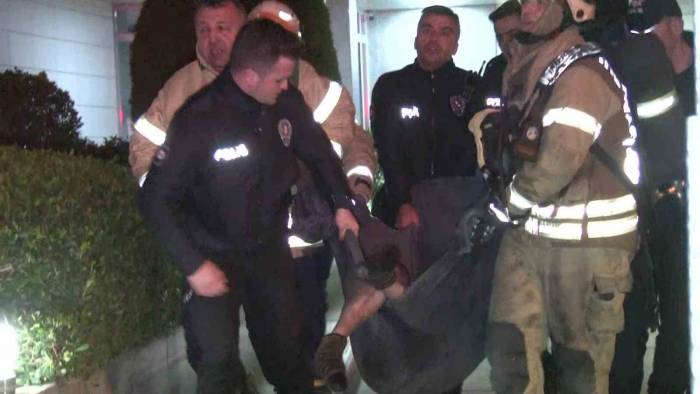 Kadıköy’de 10 Katlı Binada Yangın: 4 Kişi Hastaneye Kaldırıldı