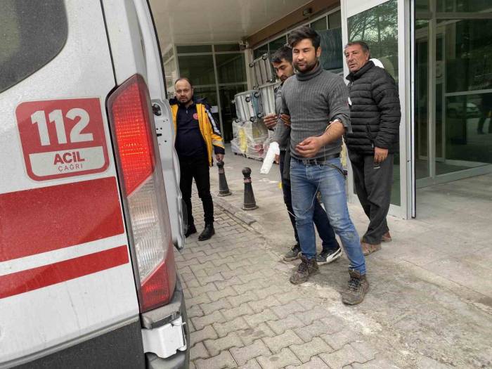 Elini Odun Kesme Makinesine Kaptıran Genç Hastanelik Oldu