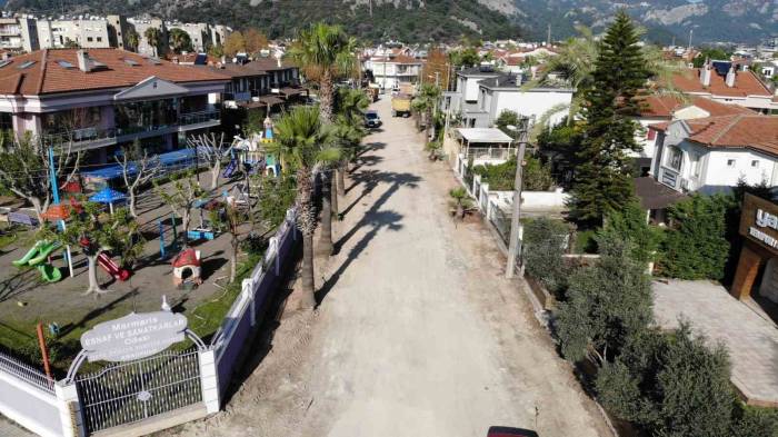 Marmaris Belediyesi, 225 Sokakta Çalışmalarını Sürdürüyor