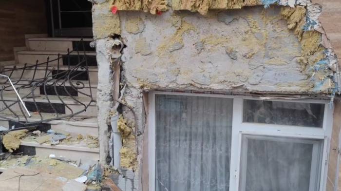 Sultangazi’de Yokuş Aşağı Kayan Kamyon Binaya Çarparak Durabildi: O Anlar Kamerada