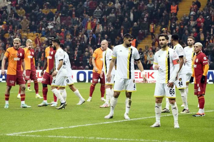 Trendyol Süper Lig: Galatasaray: 1 - İstanbulspor: 1 (İlk Yarı)