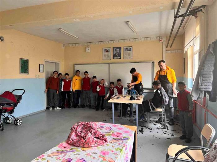 Yozgat’ta Köy Köy Dolaşıp Hasta Ve Yaşlıları Gönüllü Olarak Tıraş Ediyor