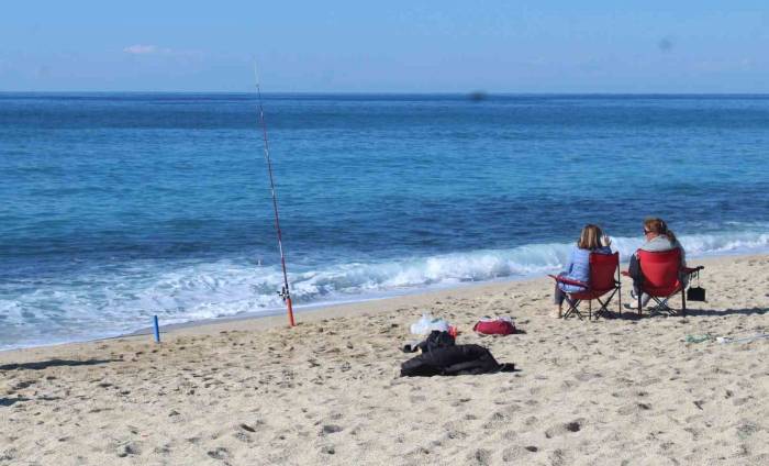 Eksi 20’den Artı 20 Dereceye Gelen Turistler Alanya’da Denizden Çıkmadı