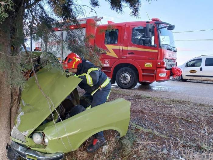 Yol Kenarındaki Ağaca Çarpan Otomobil Hurdaya Döndü: 2 Yaralı