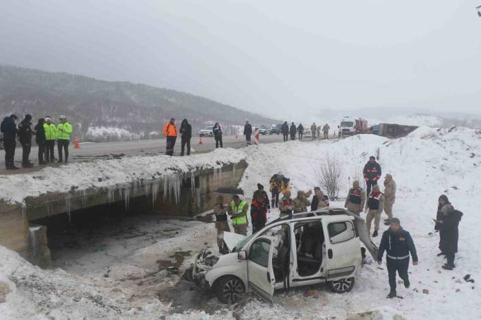 Erzincan’da Fiat Marka Hafif Ticari Araç İle Midibüs Çarpıştı: 1 Ölü, 6’ı Asker 9 Yaralı