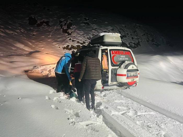 Yüksekova’da Hipertansiyon Hastası Kadın 4 Saatlik Çalışma Sonucu Kurtarıldı