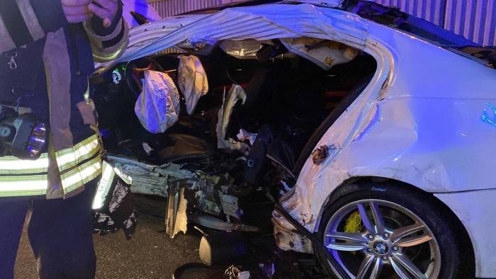 Bariyere Çarpan Otomobil Hurdaya Döndü: 2 Ölü, 1 Yaralı