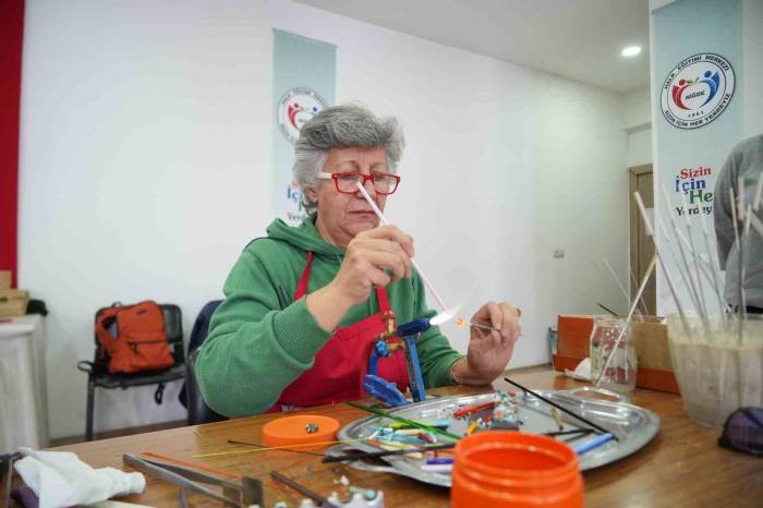 Kadınlar Cam İşleme Kursunda Takılarını Kendileri Üretiyor