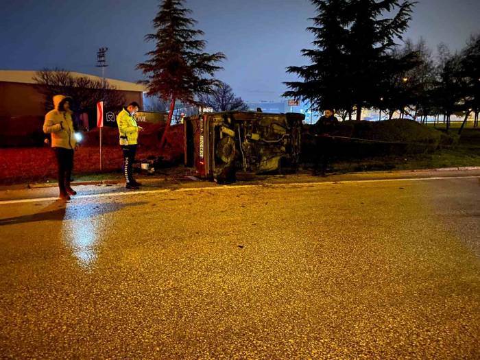 Refüje Çarpan Otomobil Takla Attı: 1 Yaralı