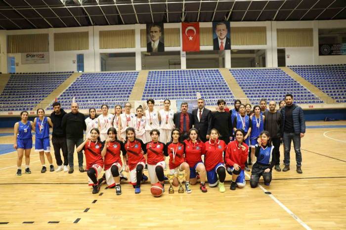 U14 Ve U16 Kızlar Basketbol Şampiyonu İpekyolu Belediyesi Spor Kulübü Oldu