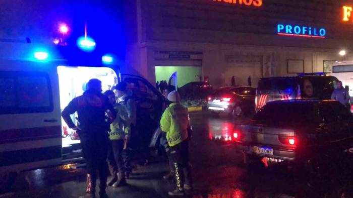 Trafik Kazası Sonrası Taraflar Birbirine Girdi: 1 Kişi Yaralandı