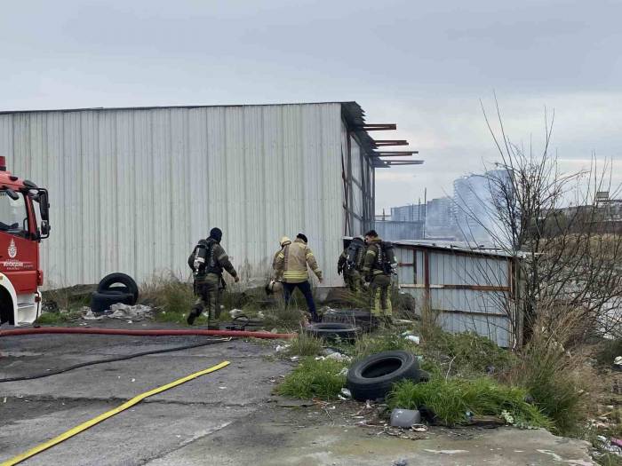 Geri Dönüşüm Fabrikasının Yatakhanesinde Yangın: 4 İşçi Dumandan Etkilendi