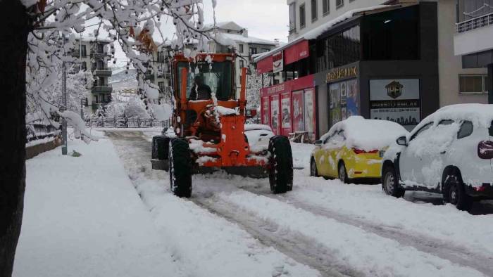 Bingöl’de Kar Kalınlığı Yer Yer 30 Santimi Aştı, 283 Köy Yolu Ulaşıma Kapandı