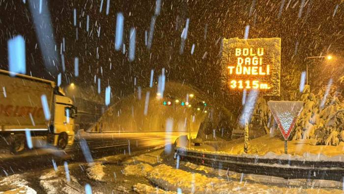 Bolu Dağı’nda Yoğun Kar Yağışı: Görüş Mesafesi 40 Metreye Düştü