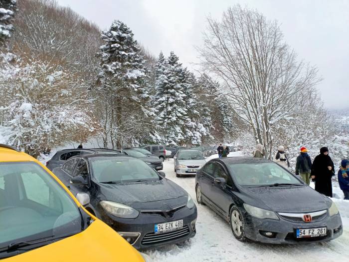 Kar Yağdı, Tatilciler Abant’a Akın Etti